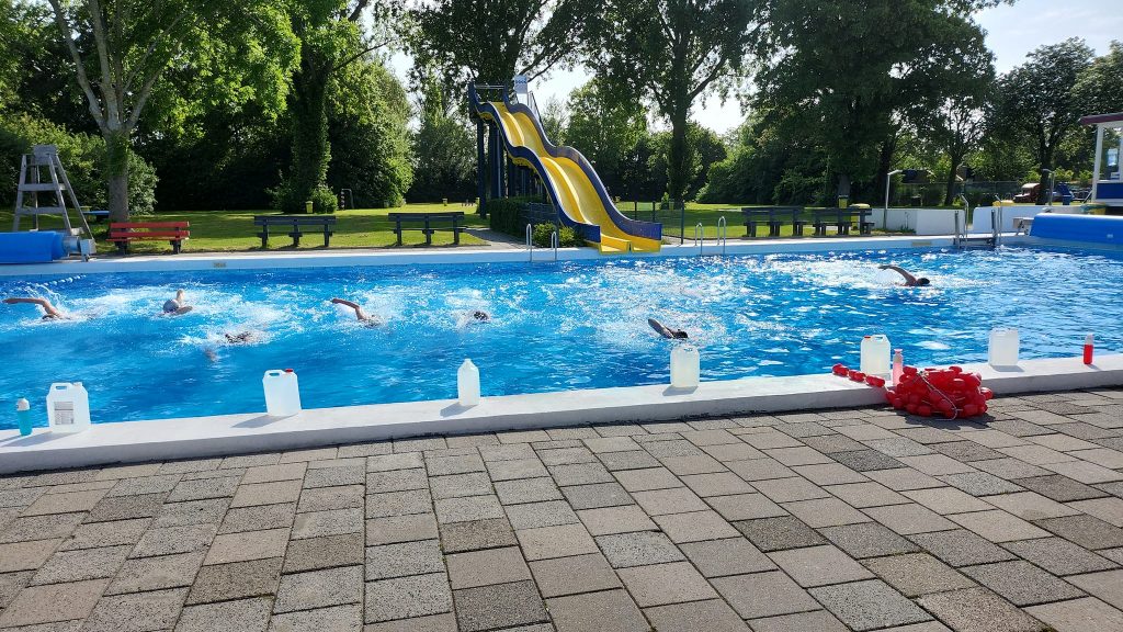 grote bad met zwemmers die borstcrawl doen