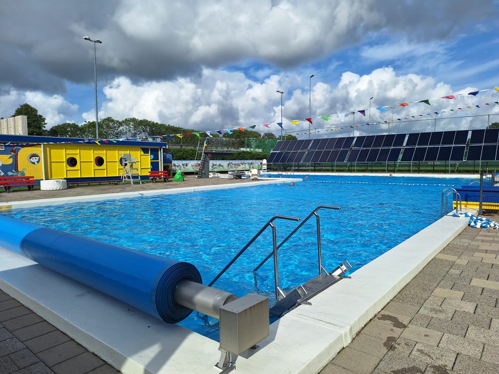 zwembad met gele kleedkamer