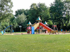 speeltoestel met meerdere glijbanen