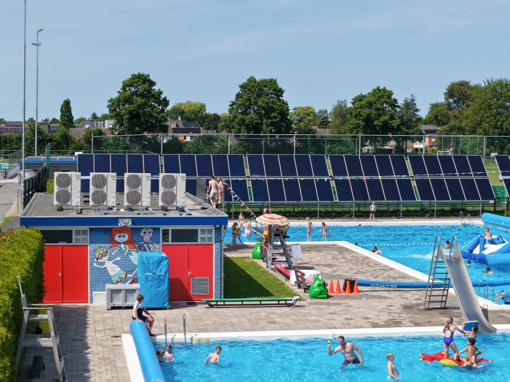 zwembad met zwemmers