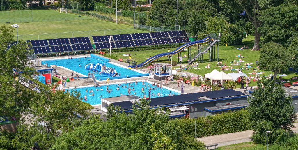 dronefoto van zwembad